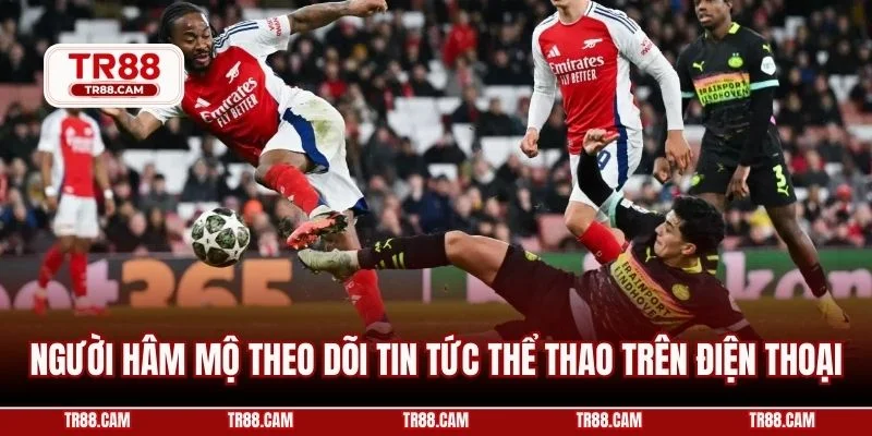 Người hâm mộ theo dõi tin tức thể thao trên điện thoại